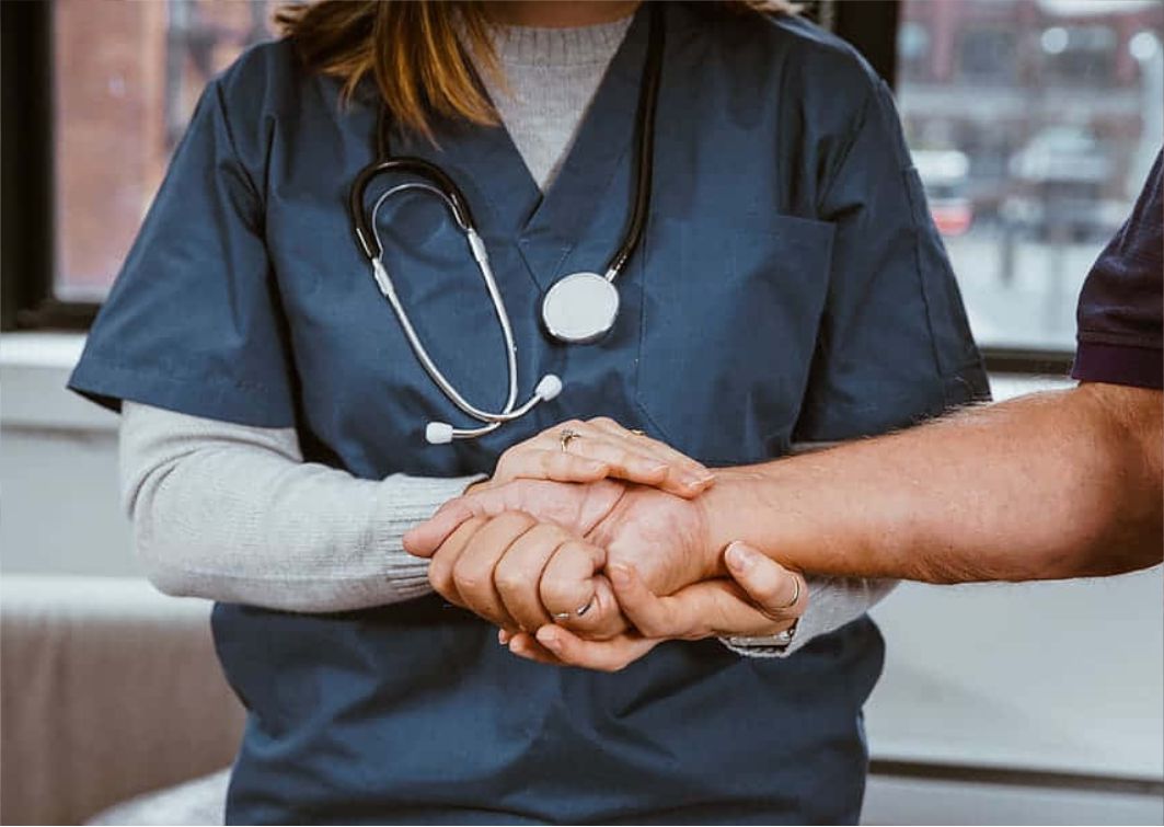 Profesional de salud acompañando a un paciente