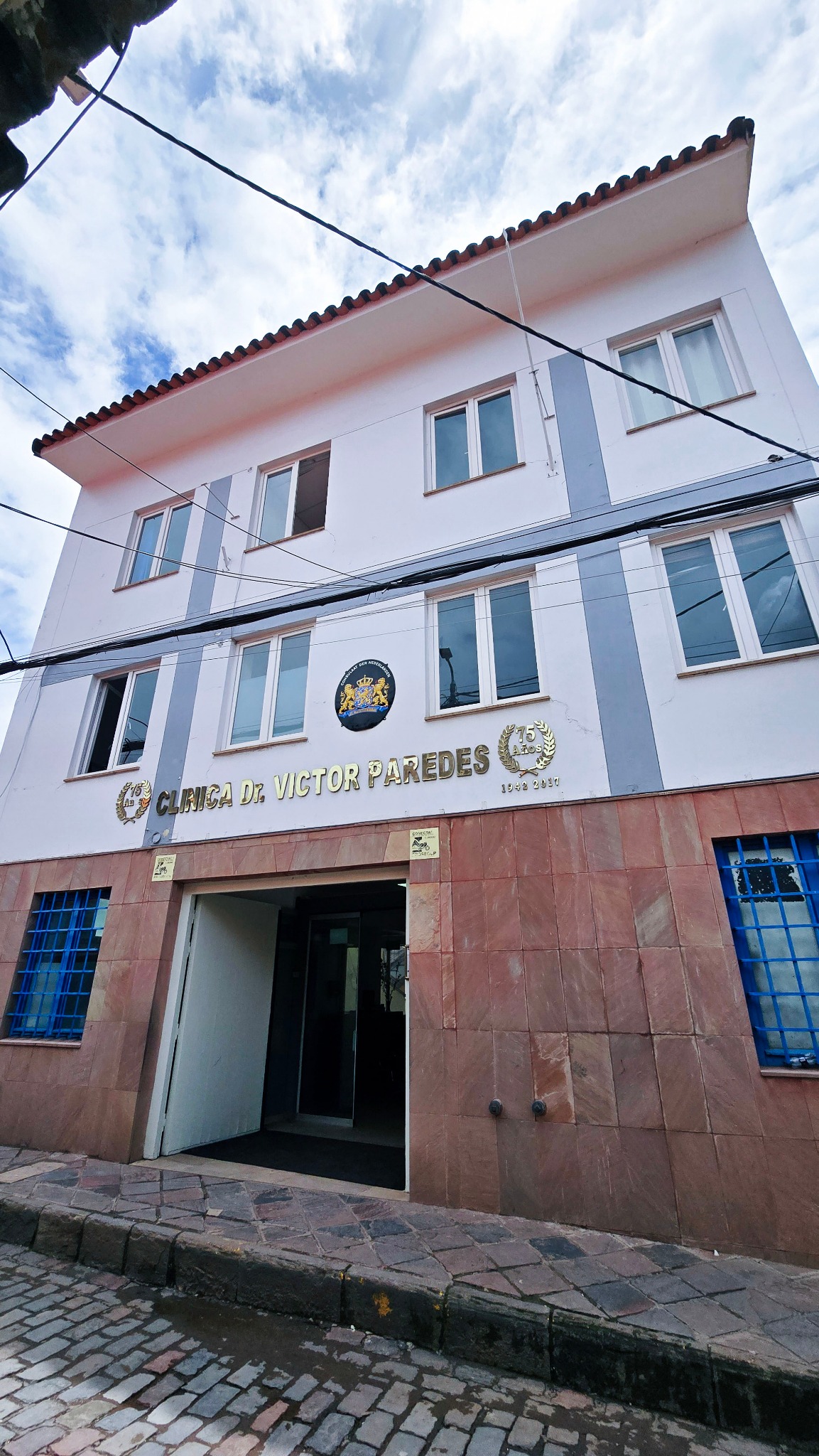 Fachada de Clínica Dr. Víctor Paredes en Cusco