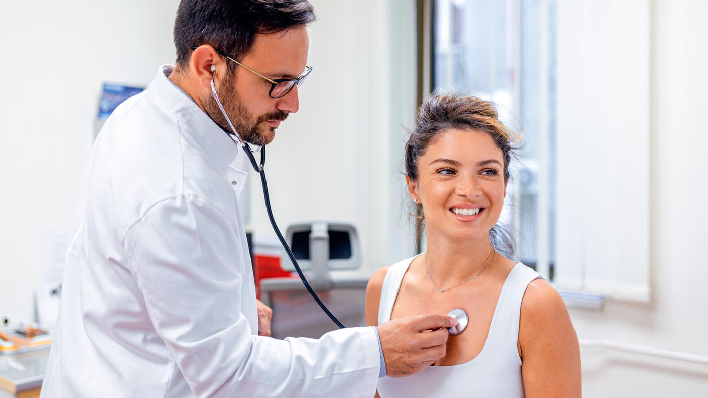 Médico atendiendo a una paciente durante una consulta